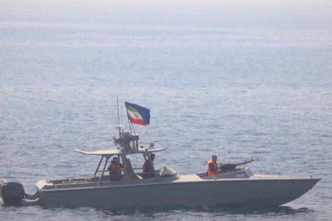  زورق إيراني يلاحق سفينة للبحرية الأميركية في مضيق هرمز