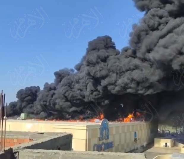إندلاع حريق ضخم في كارفور بالإسكندرية