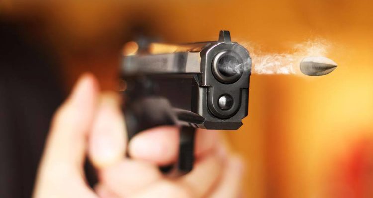 ضابط شرطة يستعمل سلاحه الوظيفي بشكل تحذيري لتوقيف شخصين