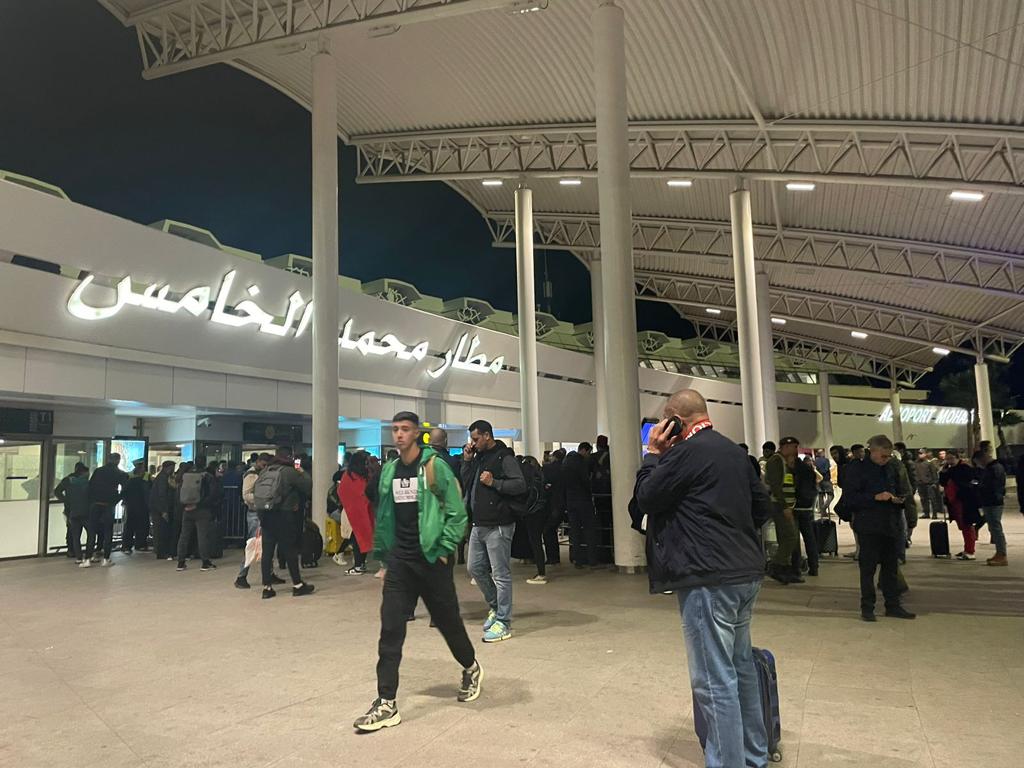 بالصور.. ضجة كبيرة بمطار محمد الخامس بعد الغاء الرحلات الجوية المتوجهة الى قطر لمساندة الأسود