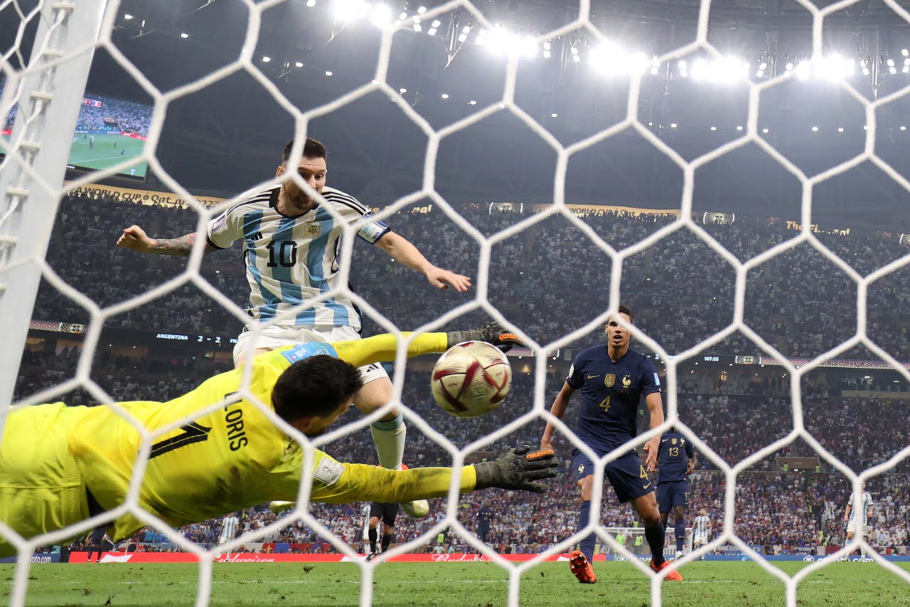 النجم الأرجنتيني ليو ميسي يحقق الحلم الذي راوده سنوات عديدة ويتوج بكأس العالم رفقة منتخب بلاده