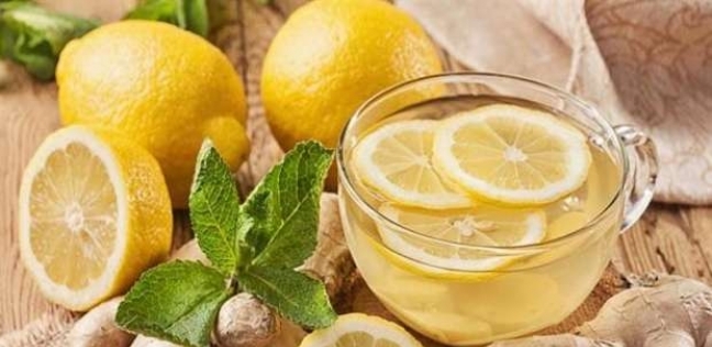 فوائد شرب الماء الدافئ مع الليمون على الريق