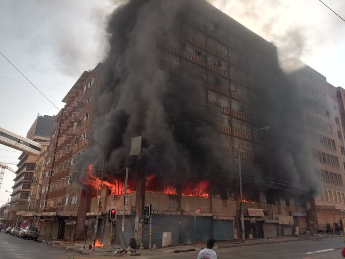 حصيلة ضحايا حريق مبنى في جوهانسبورغ إلى 77 قتيلا