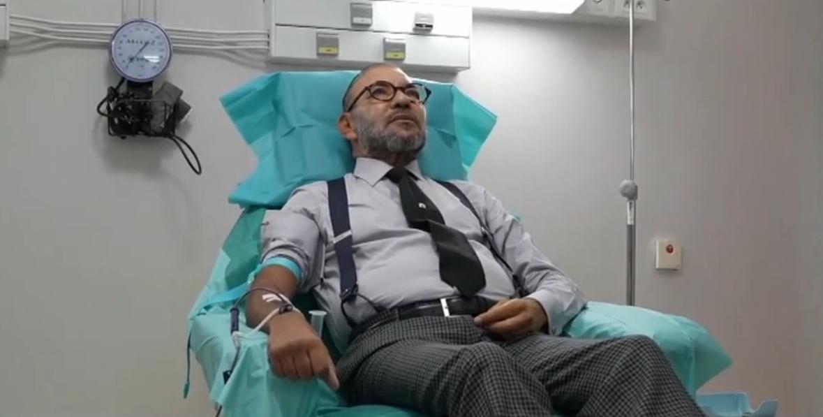 محمد السادس يتفقد الحالة الصحية للمصابين ويتبرع بالدم