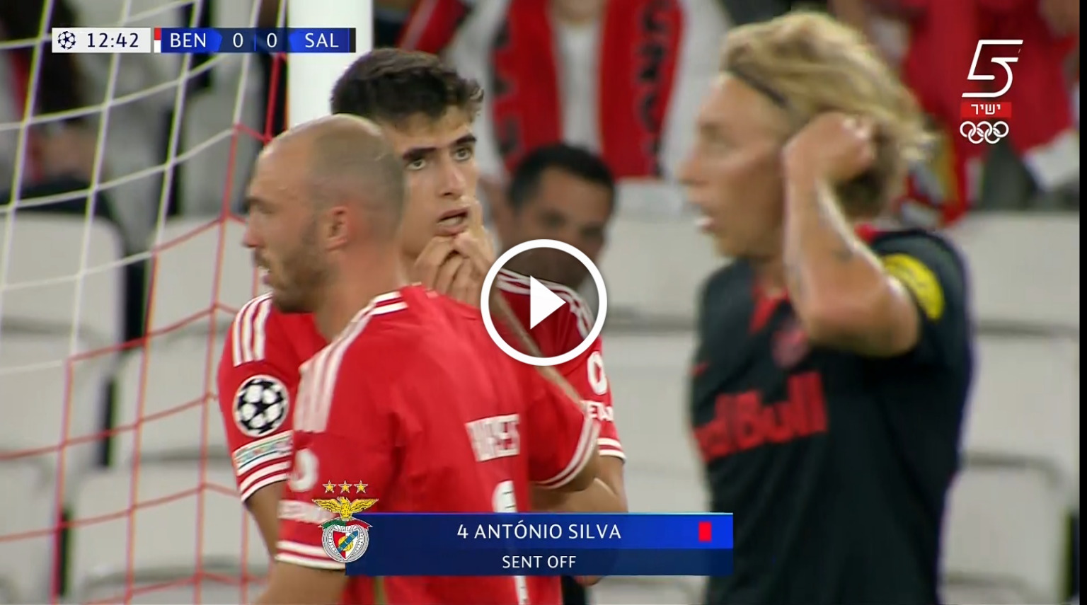 لقطة طرد لاعب بنفيكا الغريبة أمام سالزبورج في دوري أبطال أوروبا